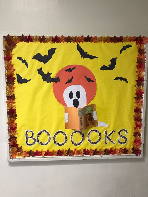 Fall Reading Door Decorations, October Book Displays, September Bulletin Boards Elementary, Library Halloween Bulletin Boards, October Bulletin Boards Elementary, Fall Bulletin Boards For Library, October Library Bulletin Boards, Fall Reading Bulletin Boards, Fall Library Bulletin Board Ideas