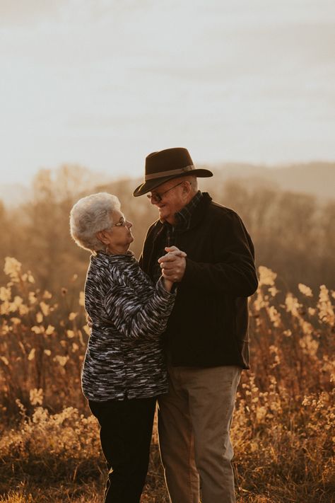 Older Parents Photography, Old Couple Photoshoot Poses, Old Couple Wedding Photography, Old People Photoshoot, Elderly Couple Photoshoot, Grandfather Photoshoot, Older Couple Engagement Photos, Grandparents Portraits, Poses For Older Couples