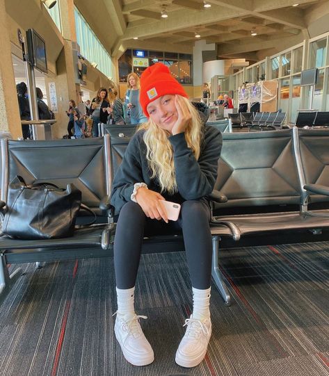 Greta Wilson on Instagram: “beanie season 🌚🧡🖤🎃” Womens Beanies Outfits, Creative Selfies, Greta Wilson, Beanie Fits, Beanie Outfit, Airplane Essentials, Fits Aesthetic, Cold Weather Outfits, Cute Comfy Outfits