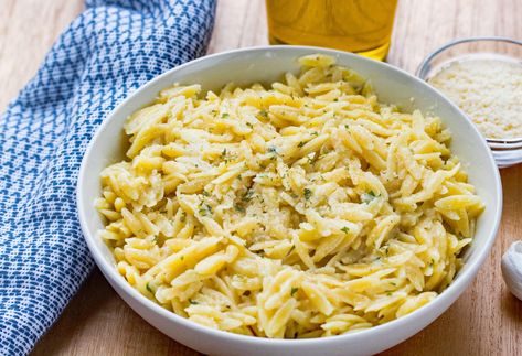 Quick and Easy Creamy Garlic Parmesan Orzo Recipe Garlic Parmesan Orzo, Parmesan Orzo, Orzo Recipe, Italian Comfort Food, Quick Side Dishes, Orzo Recipes, Skillet Dinners, Orzo Pasta, Easy Weeknight Dinner