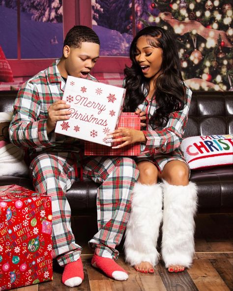 Couple Christmas Pajamas Black People, Matching Christmas Pajamas Couples, Christmas Fashion Photography, Christmas Photos Outfits, Cute Christmas Pajamas, Christmas Couple Photos, Christmas Couple Pictures, Christmas Pictures Outfits, Christmas Family Photoshoot