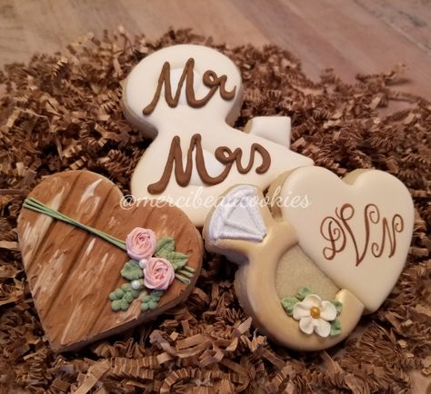 Rustic Bridal shower cookies by @mercibeaucookies Rustic Bridal Shower Cookies Decorated, Rustic Bridal Shower Cookies, Western Bridal Shower Cookies, Rustic Wedding Cookies, Bridal Shower Honey, Wedding Shower Cookies, Engagement Cookies, Bridal Shower Cookies, Wedding Treats