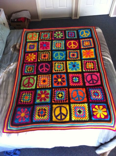 Trippy Crochet Blanket, Crochet Pictures, Funky Crochet, Single Bed Size, Flower Granny Square, Hippie Crochet, Hippie Peace, Bed Size, Square Patterns