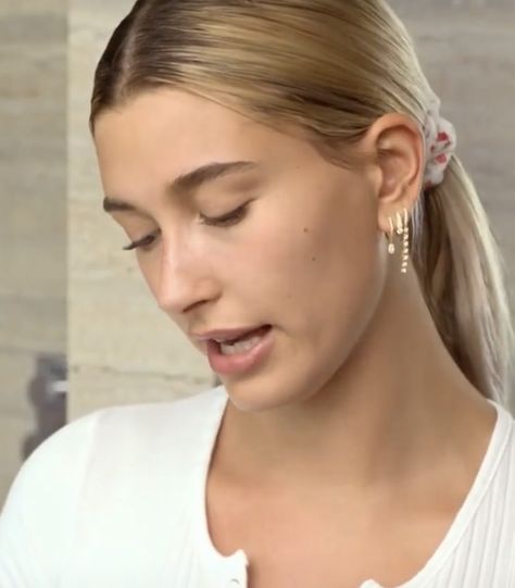 #bareminerals #haileybaldwin #haileybieber #earrings #accessories #hailey Hailey Beiber Earing, Hailey Beiber Ear Piercing, Hailey Bieber Ear Piercings, Hailey Bieber Earrings, Hailey Earrings, Red Heart With Eyes, Celebrities Jewelry, Hailey Justin, Hailey Style