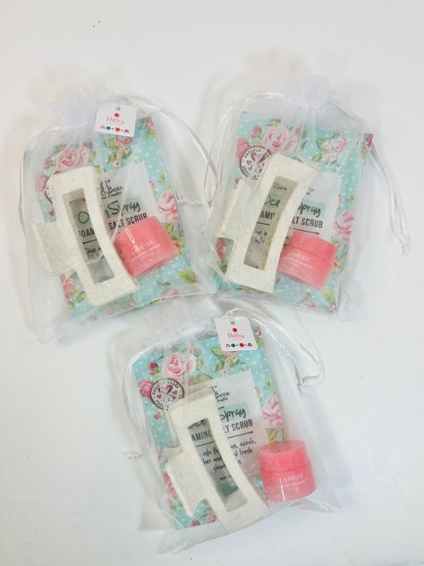 Bachelorette Party Favor, Bridal Shower Favor, Slumber Party Favor, Spa Party Favor, Party Favor, Birthday Party Favor, Sorority Girl Favor This is a unique and fun twist on a party favor for many occasions. Included in this party favor gift set is:  ✨ Bella Bear Vegan Ocean Spray Body Scrub or choose the Bella Bear Vegan Tropical Face Mask ✨ Mini Lip Mask ✨ MKay Style Hair Clip. Please send a message if you would like to switch out the hair clip color.  Please reach out with any questions or cu Spa Birthday Favors, Skincare Party Favors, Cute Preppy Party Favors, Preppy Birthday Favors, Self Care Party Favors, Cute Gift Bags For Friends, Cheap Party Bag Ideas, Cute Party Favor Ideas, Birthday Bags For Adults