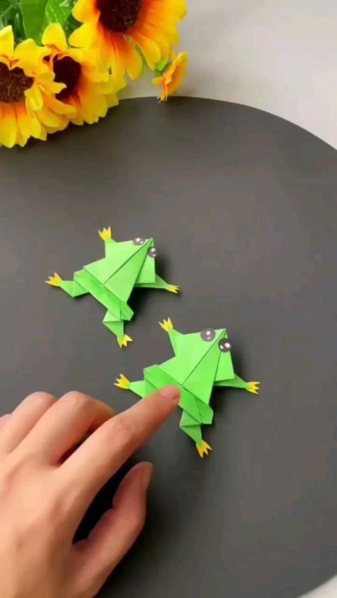 Papercrafting Joys: Enjoy the Therapeutic Benefits of Crafting Origami Toys, Origami Frog, Jumping Frog, Creative Origami, Frog Crafts, Paper Craft Videos, New Year Resolutions, Instruções Origami, Theme Nature