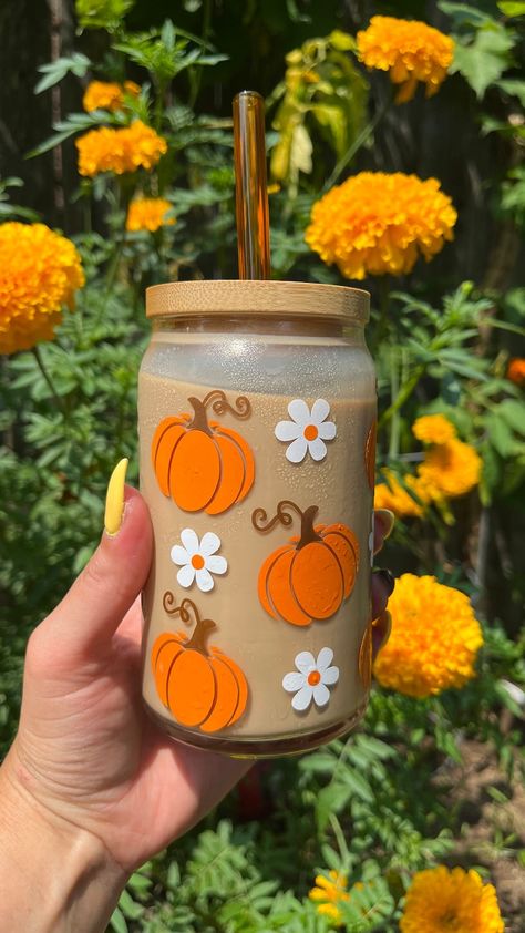 Pumpkin Daisies Fall Glass Cup - Etsy Fall Starbucks Cups Ideas, Thanksgiving Cups Vinyl, Fall Etsy Ideas, Fall Custom Cups, Fall Beer Glass Cups, Fall Glass Tumbler, Glass Halloween Cups, Fall Beer Can Cups, Fall Cup Designs