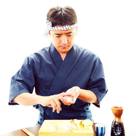 Why It Takes A Decade of Training to be a Head Sushi Chef Traditional Japanese Food, Sushi Master, Drinking Design, Japanese Food Traditional, Noodles Soup, Food Game, Chef Clothes, Sushi Chef, Tuna Fish