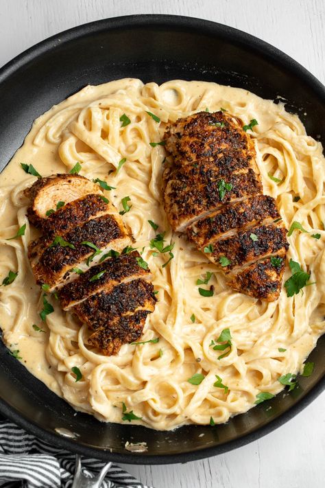 This quick and easy recipe uses pasta with homemade Alfredo sauce and tender, super flavorful chicken breasts. Chicken Filet Recipes, Plat Healthy, Blackened Chicken Alfredo, Spicy Chicken Pasta, Filet Recipes, Chicken Filet, Pasta Recipes Alfredo, Pasta Alfredo, Lasagna Ingredients