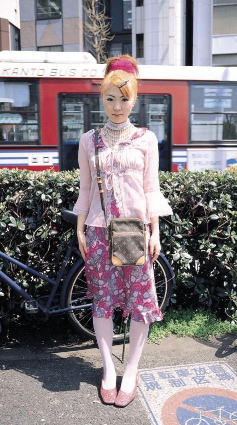 Japanese Y2k Fashion Pink, Fruits Fashion Magazine, Japanese Fashion Colorful, Fruits Magazine Outfits, Fruits Magazine Gyaru, Vivienne Westwood Streetwear, 2023 Japanese Fashion, Harajuku Fall Fashion, Fruit Magazine Japan