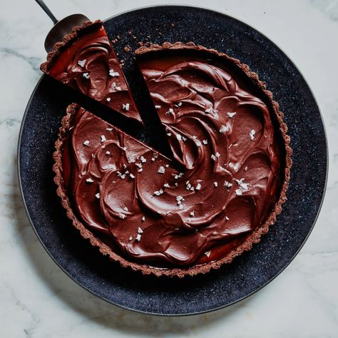 Salted Caramel Chocolate Tart, Oat Crust, Tart Pie, Chocolate Tarts Recipe, Beaux Desserts, Chocolate Pie, Salted Caramel Chocolate, Caramel Chocolate, Chocolate Tart