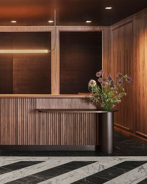 Wood Reception Desk Design, Dark Reception Desk, Reception Desk Interior Design, Luxury Office Reception Design, Hotel Front Desk Design, Hotel Reception Desk Design, Pendry Chicago, Metal Reception Desk, Receptionist Desk Design