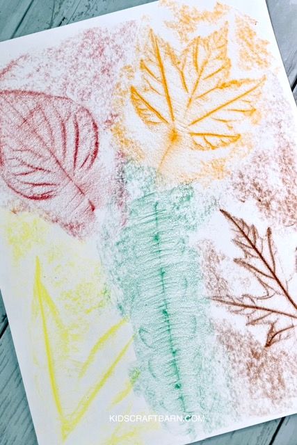 Leaf Rubbings, Autumn Leaves Craft, Kindergarten Art Projects, Art Activities For Toddlers, Fall Arts And Crafts, Autumn Activities For Kids, Preschool Arts And Crafts, Preschool Art Activities, Leaf Crafts