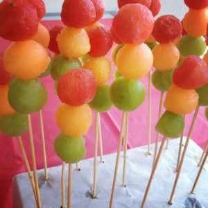 Great list of kids party food Fruit Brochette, Healthy Kids Party Food, Space Party Food, Fruit Kabob, Melon Balls, Party Fruit, Yummy Fruit, Fruit Sticks, Healthy Party Food