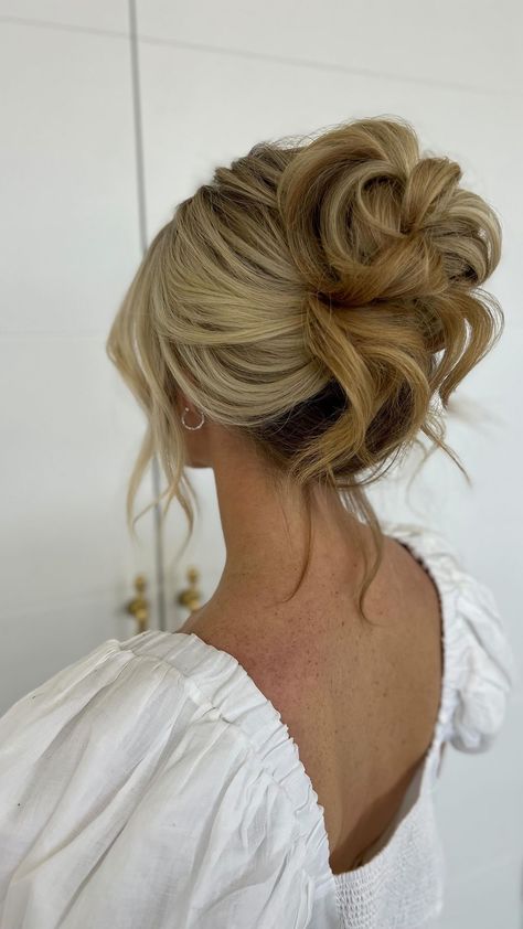 Blonde Hair Upstyles, Loose Bun With Curls, Wedding Updos For Long Hair Blonde, Updue Hairstyles Wedding, Prom Curly Updo, Prom Updos Bun, Wedding High Updos For Medium Hair, Messy Prom Updo, Classy Bride Hair