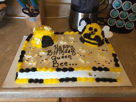 Queen bee cake Bee Party Decor, Bee Hive Cake, Zoe Cake, Bumble Bee Party, Bumble Bee Cake, Anna Birthday Party, Honeycomb Cake, Bee Cake, Bumble Bee Birthday