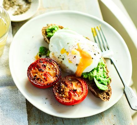 Poached eggs with smashed avocado & tomatoes 400 Calorie Breakfast, Healthy Avocado Recipes, Low Carb Spaghetti, Avocado Recipes Healthy, Lunch Saludable, Healthy Avocado, Breakfast Low Carb, Chips Ahoy, Smashed Avocado