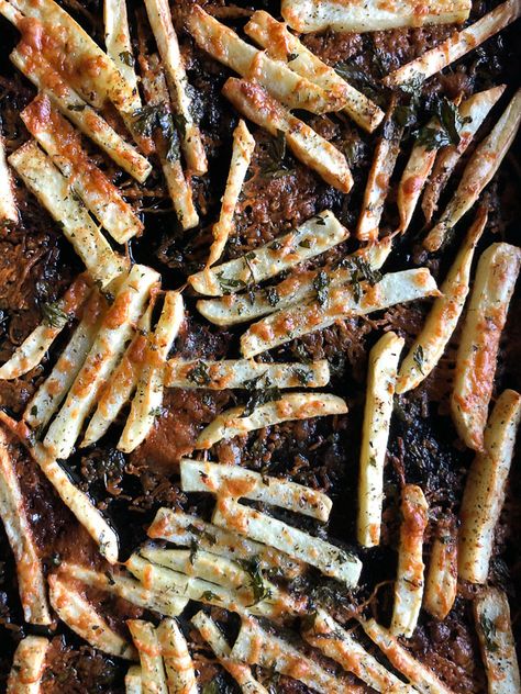 Want to impress dinner guests? Make these crispy Italian Fries! A combination of melted cheese and Italian herbs will level up your baked oven fry game. Recipe on Shutterbean.com! Homemade Crispy Fries, Italian Fries, Crispy Potato Skins, Oven Baked Fries, Crispy Fries, Popular Dishes, Crispy Cheese, Oil Drop, Crispy Fry