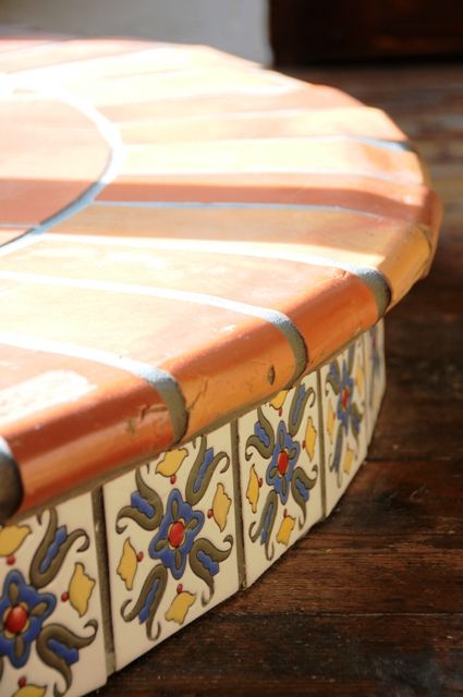 A mixture of rustic and sophisticated - saltillo terra cotta coping tiles with painted talavera mexican tile as risers Spanish Flooring, Rustic Tile Floor, Saltillo Floor, Glass Cottage, Coping Tiles, Spanish Style Bathrooms, Spanish Bathroom, Design Marocain, Saltillo Tile