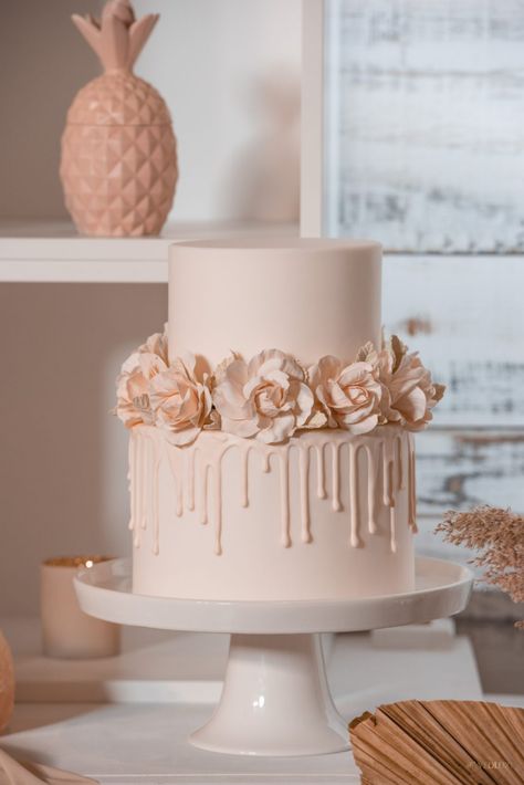 Kek Kahwin, Flori Fondant, Pretty Wedding Cakes, Beautiful Cake Designs, Coral Accents, Elegant Birthday Cakes, Pink Birthday Cakes, 18th Birthday Cake, Beautiful Birthday Cakes