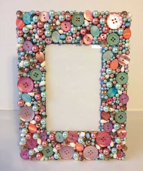 Button Frames Ideas, Bead Picture Art, Button Picture Frames, Beaded Photo Frame, Beaded Picture Frames, Valentines Love Letter, Diy Valentine Decor, Decorating Picture Frames, Diy St Patrick's Day Crafts