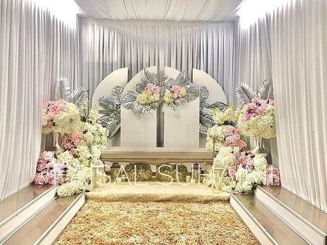 Backdrop Lamaran, Pelamin Cantik, Wedding Dekorasi, Set Background, Wedding Stage Design, Stage Set, Wedding Stage, Decoration Wedding, Stage Design