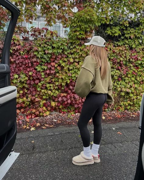 Bre Sheppard, Outfit With Uggs, Ugg Tazz, Uggs Outfit, Athleisure Outfits, Outfit Inspo Fall, Mom Outfits, Night Outfits, Fall Winter Outfits