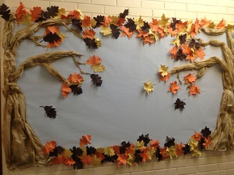 Autumn Display Boards Nursery Babies, Fall Theme Decorations For Classroom, Autumn School Board Ideas, Autumn Wall Display Preschool, Harvest Display School, Fall Decor For School Hallways, Gratitude Tree Bulletin Board, Autumn Display Boards Nursery, Fall School Decorations