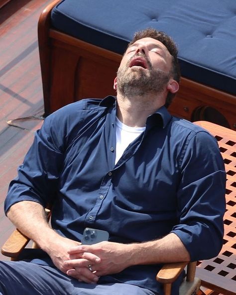 Ben Affleck Got a Little Tired on His Honeymoon Ben Affleck Memes Funny, Ben Affleck Paparazzi, Ben Affleck Meme, Ben Affleck Bruce Wayne, Ben Affleck Batman, Tired Funny, Tired Man, Paris Honeymoon, Stay Awake