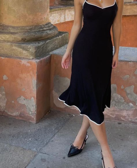 Black midi dress slingback heels outfit aesthetic italy paris georgia chanel Heels Outfit Aesthetic, Mai Ardour, Slingback Heels Outfit, Heels Outfits Dress, Black Heels Outfit, Italian Chic, Smart Casual Dress, Elegant Dresses Classy, Heels Outfits