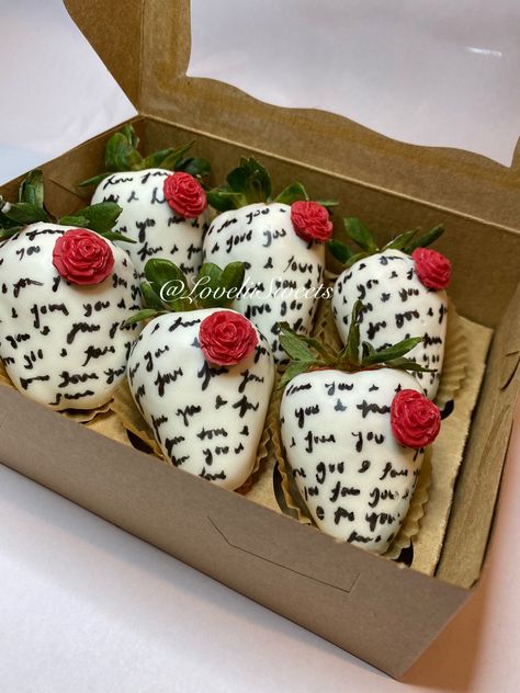 New Years Strawberries, Valentines Day Strawberry Box Ideas, Dipped Strawberry Ideas Valentines, Chocolate Strawberries Ideas, Valentines Chocolate Covered Strawberry, Valentines Day Strawberries, Chocolate Covered Strawberries Ideas, Gourmet Strawberries, Decorated Strawberries