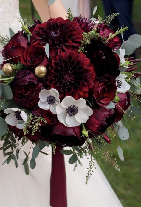 Dark Red And Black Bouquet, Elegant Wedding Bouquets, Black Bouquet, Gold Bouquet, Red And White Weddings, White Wedding Bouquets, Black Flowers, Black White Gold, Black Wedding