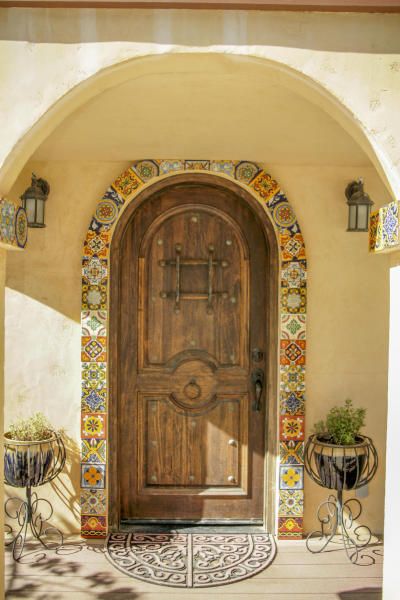 Mexican Tile Window Trim, Tiles Around Door Frame, Tiled Doorway, Arch Doorway Ideas, Tile Archway, Mexican Style Homes Exterior, Tiled Archway, Spanish Revival Exterior, Southwest Interior