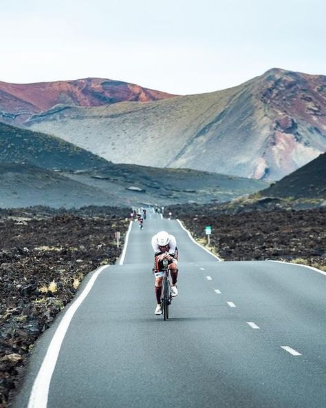 Triathlon Aesthetic Wallpaper, Triathlon Aesthetic Men, Triathlon Wallpaper, Triathlon Aesthetic, Iron Man Triathlon, Cycling Wallpaper, Ironman Triathlon Motivation, Ironman Training, Personal Project Ideas