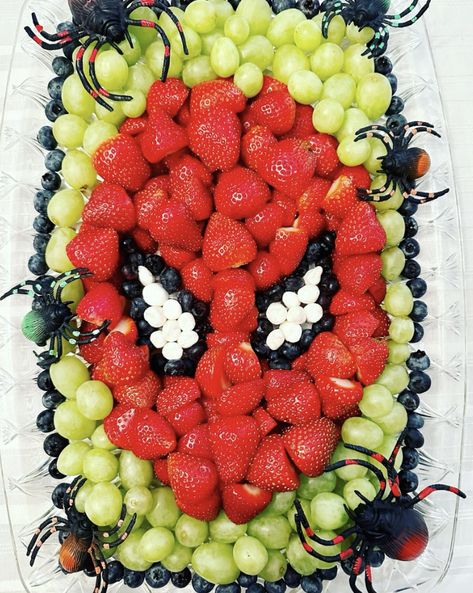 Spiderman Beach Party, Spidey Fruit Tray, Spider Man Theme Party Ideas, Spider Man Veggie Tray, Spiderman Vegetable Tray, Spiderman Candy Table Ideas, Spiderman 2nd Birthday Party Ideas, Birthday Theme Spiderman, Spider Man Fruit Tray