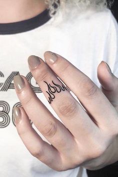 Llamas de fuego - Tatuajes para Mujeres Cool Finger Tattoos, Instagram Tattoos, Citate Harry Potter, Tato Jari, Lukisan Comel, Pola Tato, Tato Henna, Finger Tattoo For Women, Finger Tattoo Designs