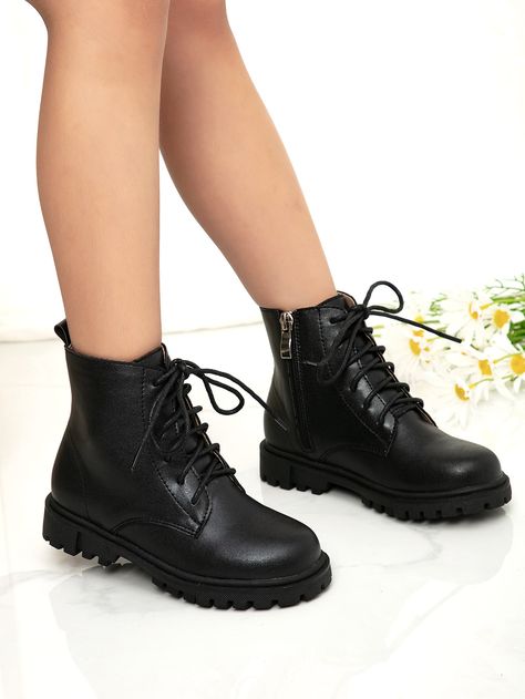 Girls Combat Boots, Girls Black Boots, Combat Boots Style, Black Combat Boots, Sneakers Mode, Cute Boots, Black Boots Women, Looks Chic, Footwear Design Women