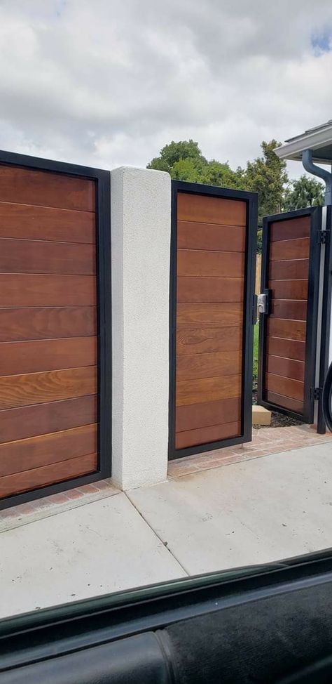 Rail Gate Design, Minimalist Gate Design Modern, Wooden Gate Designs, Ideas Jardin, Backyard Gates, Privacy Fencing, Home Gate Design, Wood Fence Design, Gate Designs Modern