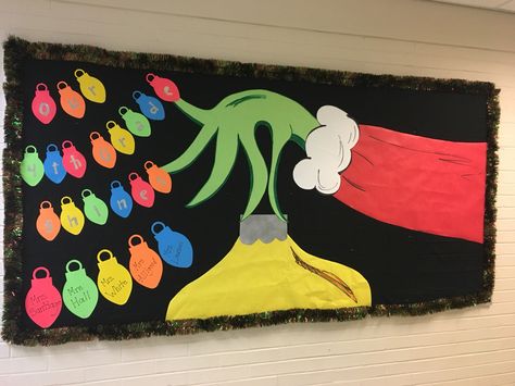 How the Grinch Stole Christmas bulletin board for elementary school. Grinch Bulletin Board Ideas, Grinch Bulletin Board, Christmas Board Decoration, December Bulletin Boards, Door Decorations Classroom Christmas, Holiday Bulletin Boards, Christmas Bulletin Boards, Cute Bulletin Boards, Christmas Classroom Door