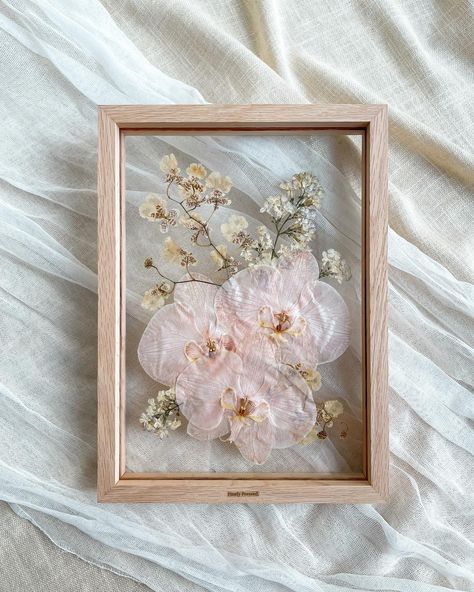 Flower Preservation Ideas, Pressed Wedding Flowers, Bouquet Frame, Flower Keepsake, Framed Flowers, Flower Pressing, Wedding Bouquet Preservation, Floral Business, Flower Preservation