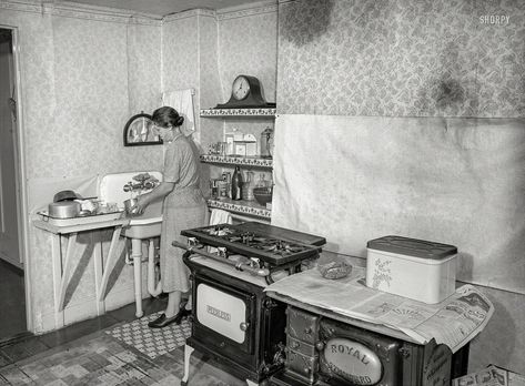 1930s Farmhouse, 1930s Kitchen, Aga Stove, Vintage Photo Prints, Old Fashioned Kitchen, Foto Vintage, Old Kitchen, Old Farmhouse, Vintage Life