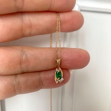 Gold And Emerald Necklace, Jewellery Portfolio, Gold Emerald Necklace, Monogram Ring Gold, Gold And Emerald, Vintage Gold Bracelet, Emerald Necklace Pendant, Bunny Necklace, Colored Stone Rings