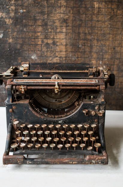 Old Typewriter Decor, Typewriter Display, Old Fashioned Typewriter, Wallpapers Home Decor, Underwood Typewriter, Book Centerpieces, Old Typewriter, Farm Hacks, Writing Machine