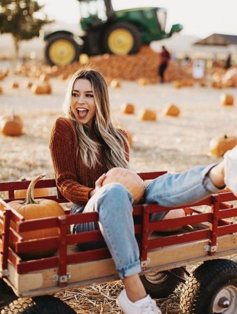 Halloween Women Makeup, Funny Brain Teasers, Halloween Films, Beauty Fotografie, Pumpkin Patch Photoshoot, Pumpkin Patch Pictures, Best Pumpkin Patches, Fall Photo Shoot Outfits, Pumpkin Patch Outfit