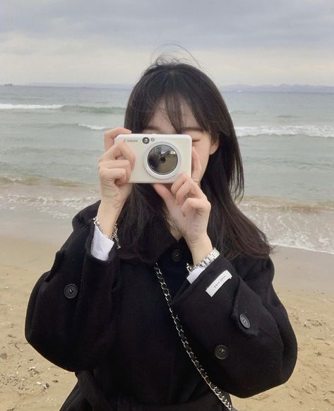 Girls With Cameras, Korean Photo, 사진 촬영 포즈, Shadow Photos, Camera Icon, Japan Aesthetic, Korean Aesthetic, Uzzlang Girl