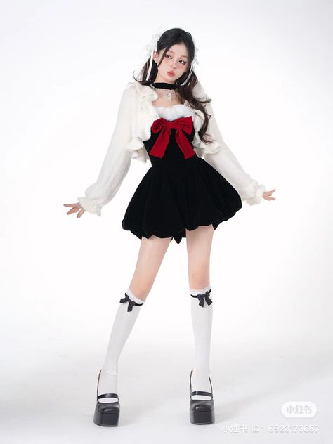 Santa Girl, Streetwear Coat, 2000s Japanese Fashion, Mode Kawaii, Black Santa, Female Pose Reference, Standing Poses, Kawaii Fashion Outfits, Figure Poses