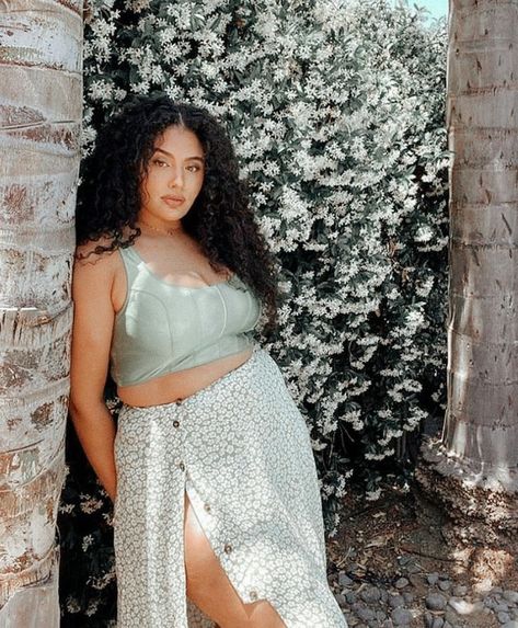 Indie Girl Outfits, Indie Outfits Plus Size, Indie Outfits Summer, Plus Size Photography, Fit And Flare Dresses, Waistline Dress, Plus Size Posing, Flare Dresses, Senior Picture Outfits