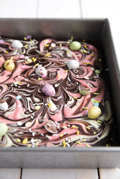 Easter Brownie Chocolate Bark Decorate Brownies, Easter Brownie, Easter Brownies, Easy Easter Desserts, Chocolate Garnishes, Brownies Chocolate, Diy Easy Recipes, Easter Desserts, Easter Desserts Recipes