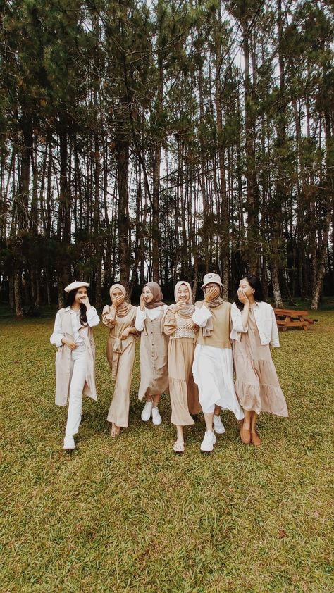 Earth tone style Tema Yearbook Earth Tone, Forest Outfits Aesthetic, Yearbook Earth Tone, Vintage Yearbook Photos, Yearbook Outfit Ideas Vintage, Outfit Yearbook Vintage, Style Vintage Hijab, Earthtone Outfits Earth Tones, Earthtone Outfits Women