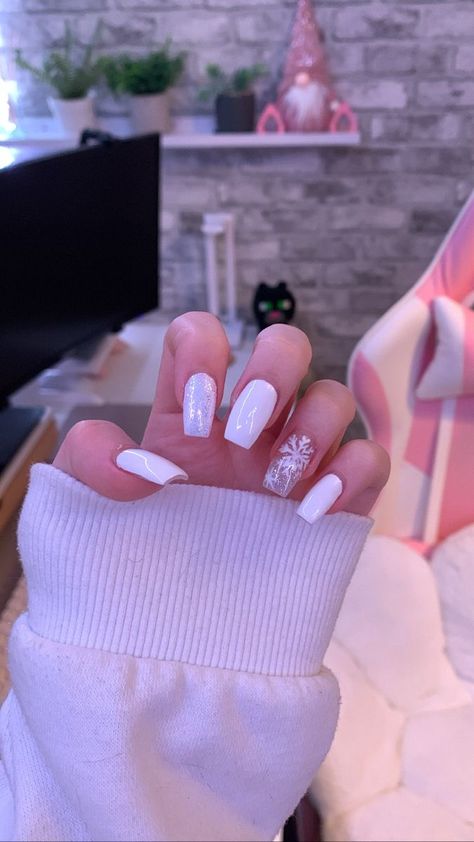 White Nails With Xmas Design, Christmas White Nails Acrylic, Christmas Acrylics Coffin, Clean Girl Nails Christmas, White Snowy Nails, Casual Nails Acrylic Winter, Nails Christmas Snowflake, White Festive Nails, Christmas Nails Snowflake Glitter